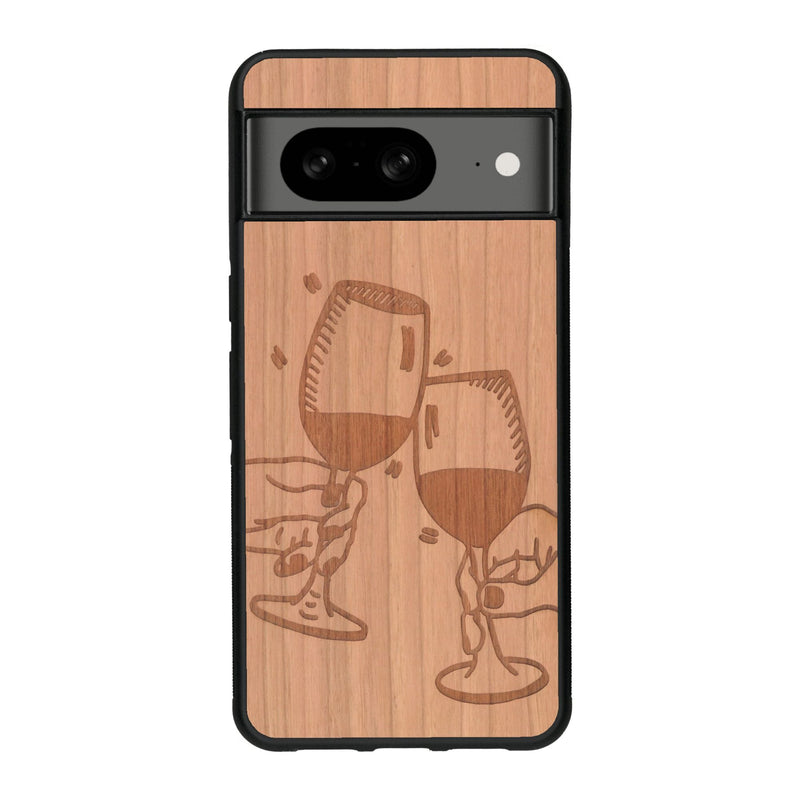 Coque de protection en bois véritable fabriquée en France pour Google Pixel 7A représentant une vue de face d'une flute de champagne dessinée à la main par l'artiste Maud Dabs