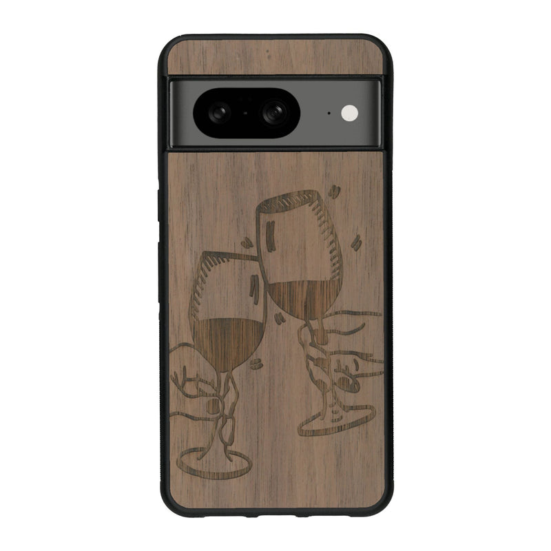 Coque de protection en bois véritable fabriquée en France pour Google Pixel 7A représentant une vue de face d'une flute de champagne dessinée à la main par l'artiste Maud Dabs