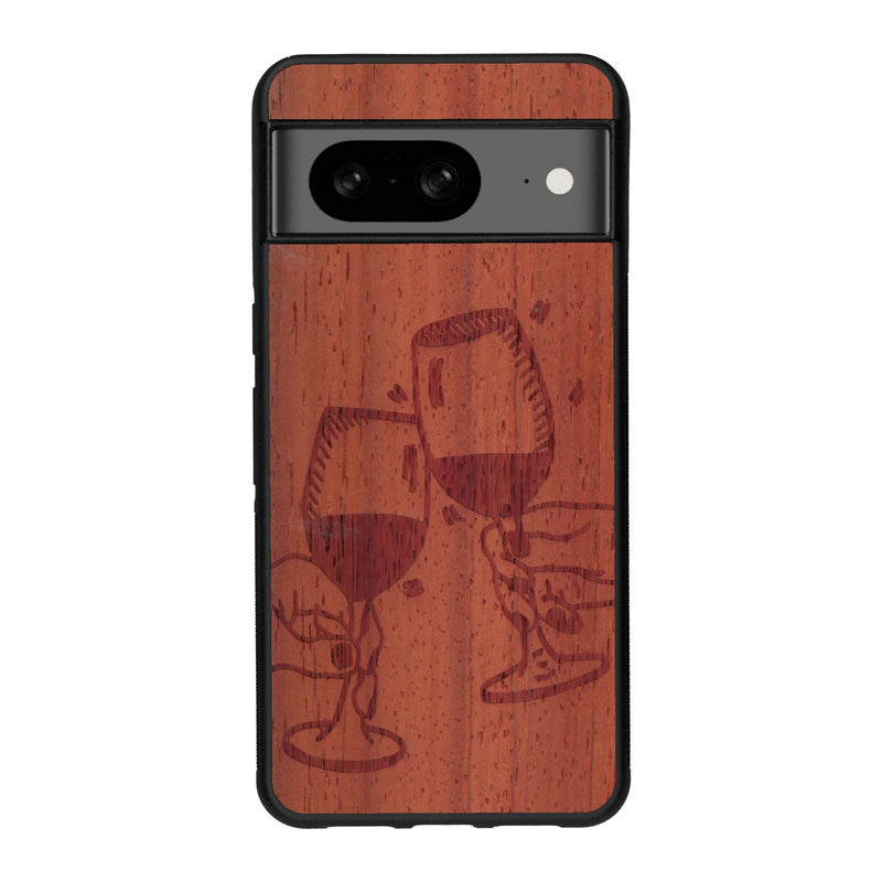 Coque de protection en bois véritable fabriquée en France pour Google Pixel 7A représentant une vue de face d'une flute de champagne dessinée à la main par l'artiste Maud Dabs