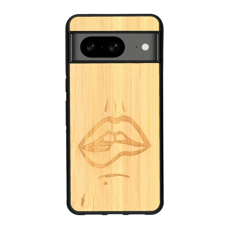 Coque de protection en bois véritable fabriquée en France pour Google Pixel 7A représentant de manière minimaliste une bouche de féminine se mordant le coin de la lèvre de manière sensuelle dessinée à la main par l'artiste Maud Dabs