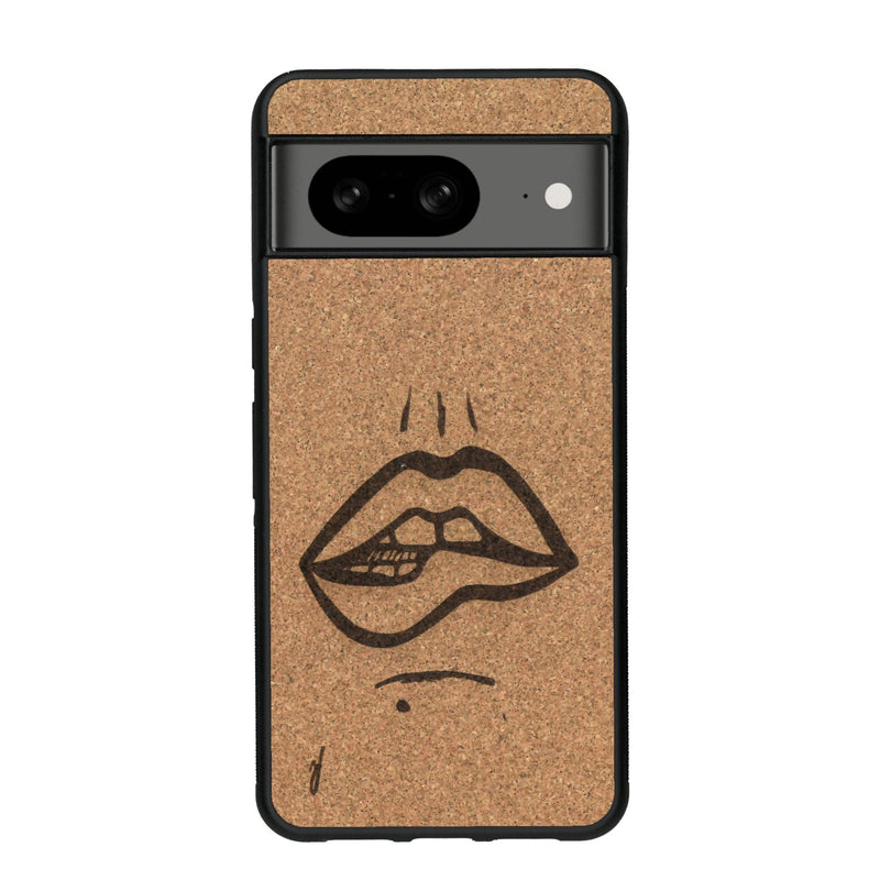 Coque de protection en bois véritable fabriquée en France pour Google Pixel 7A représentant de manière minimaliste une bouche de féminine se mordant le coin de la lèvre de manière sensuelle dessinée à la main par l'artiste Maud Dabs