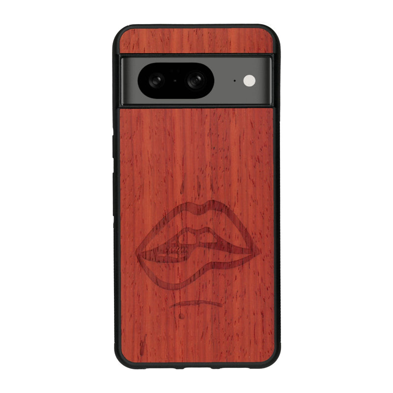 Coque de protection en bois véritable fabriquée en France pour Google Pixel 7A représentant de manière minimaliste une bouche de féminine se mordant le coin de la lèvre de manière sensuelle dessinée à la main par l'artiste Maud Dabs