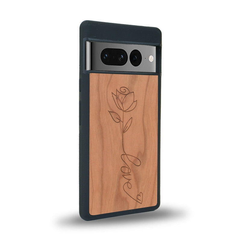 Coque de protection en bois véritable fabriquée en France pour Google Pixel 7pro sur le thème de la fête des mères avec un motif représentant une fleur dont la tige forme le mot "love"