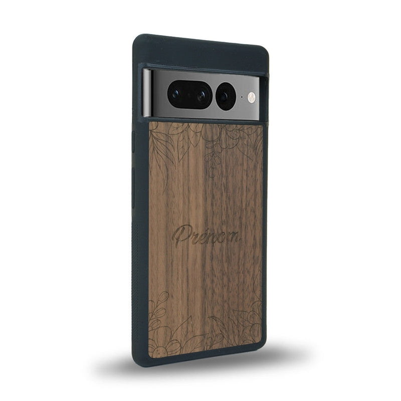 Coque de protection en bois véritable fabriquée en France pour Google Pixel 7pro sur le thème de la fête des mères avec un motif représentant des fleurs et des feuilles