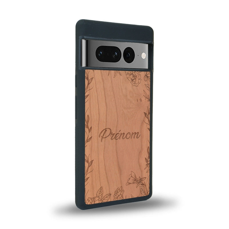 Coque de protection en bois véritable fabriquée en France pour Google Pixel 7pro sur le thème de la fête des mères avec un motif représentant des fleurs et des feuilles