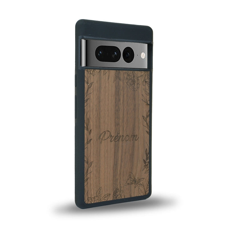 Coque de protection en bois véritable fabriquée en France pour Google Pixel 7pro sur le thème de la fête des mères avec un motif représentant des fleurs et des feuilles