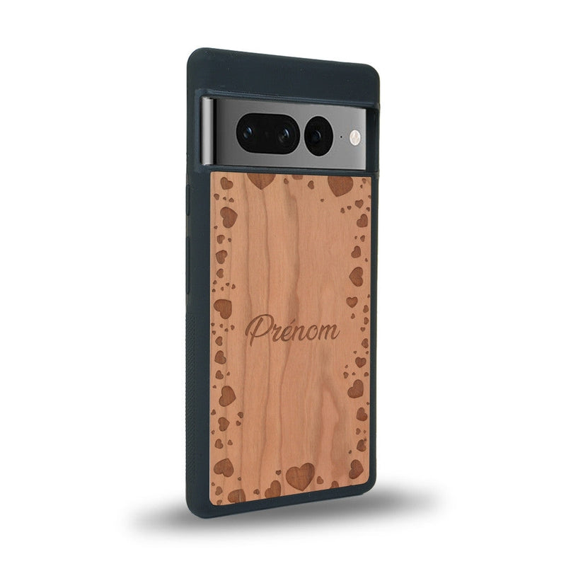 Coque de protection en bois véritable fabriquée en France pour Google Pixel 7pro sur le thème de la fête des mères avec un motif représentant des coeurs et des feuilles