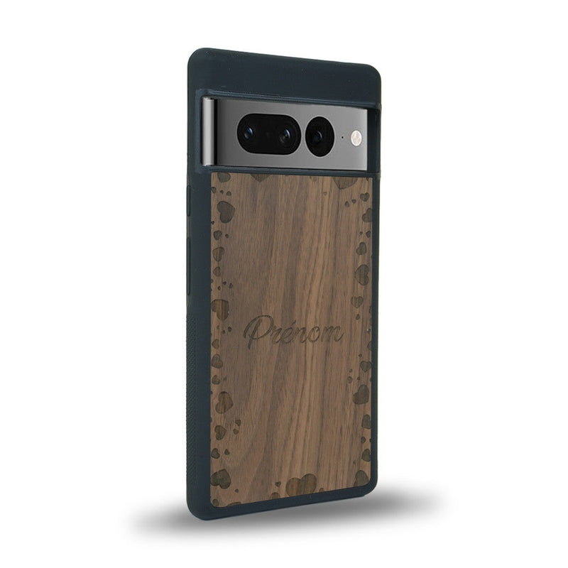 Coque de protection en bois véritable fabriquée en France pour Google Pixel 7pro sur le thème de la fête des mères avec un motif représentant des coeurs et des feuilles