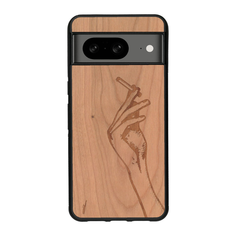 Coque de protection en bois véritable fabriquée en France pour Google Pixel 8 représentant une main de femme tenant une cigarette de type line art en collaboration avec l'artiste Maud Dabs