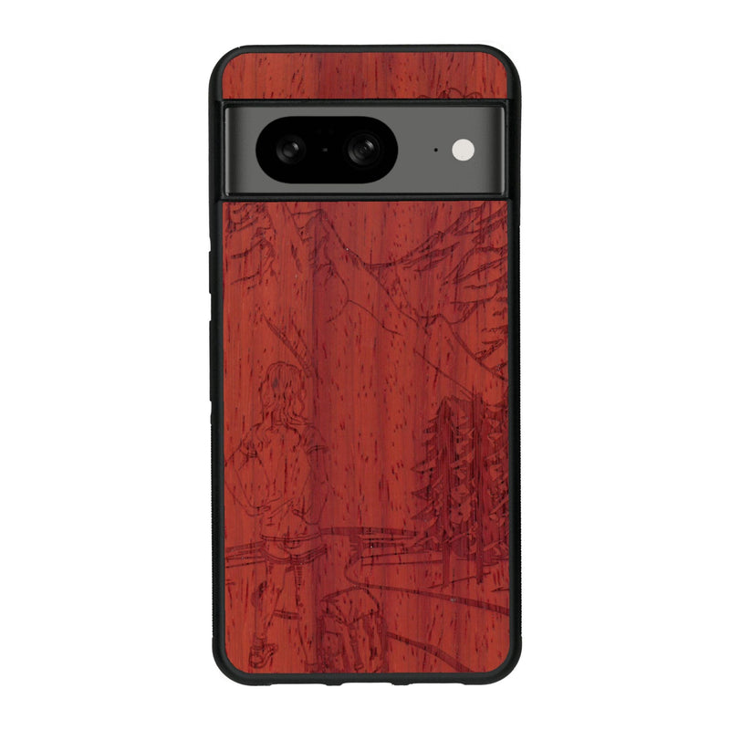 Coque de protection en bois véritable fabriquée en France pour Google Pixel 8 sur le thème de la randonnée en montagne et de l'aventure avec une gravure représentant une femme de dos face à un paysage de nature