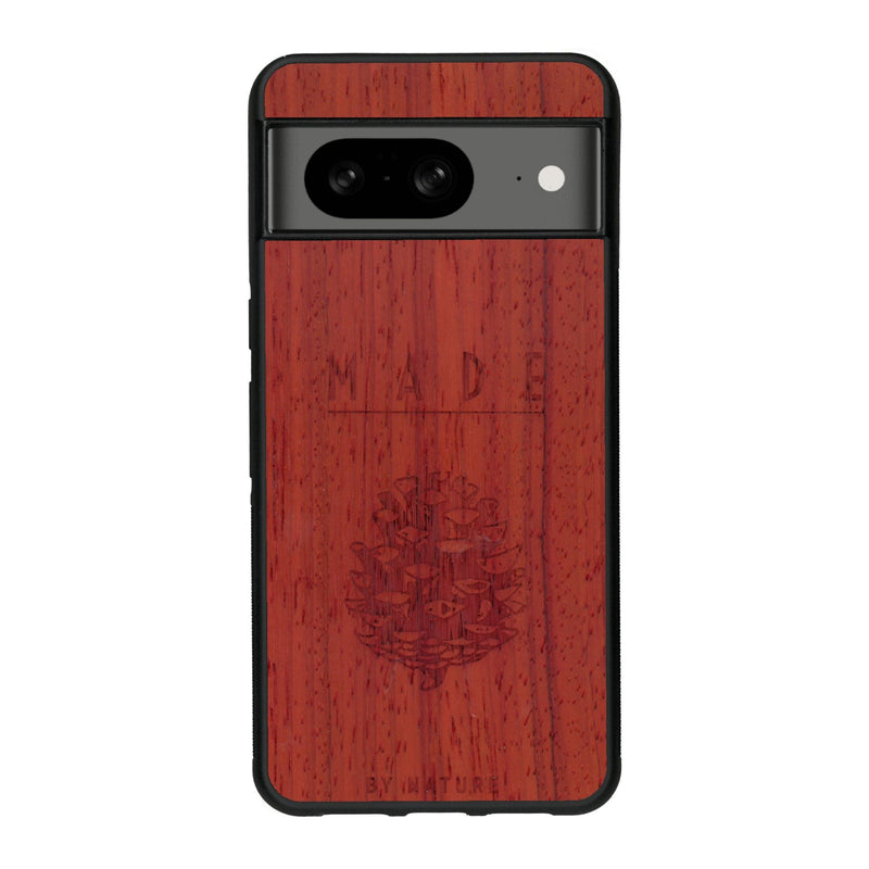 Coque de protection en bois véritable fabriquée en France pour Google Pixel 8 sur le thème de la nature et des arbres avec une gravure représentant une pomme de pin et la phrase "made by nature"