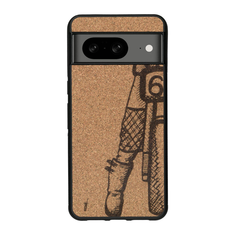 Coque de protection en bois véritable fabriquée en France pour Google Pixel 8 représentant une vue de face d'une femme sur une moto vintage dessinée à la main par l'artiste Maud Dabs