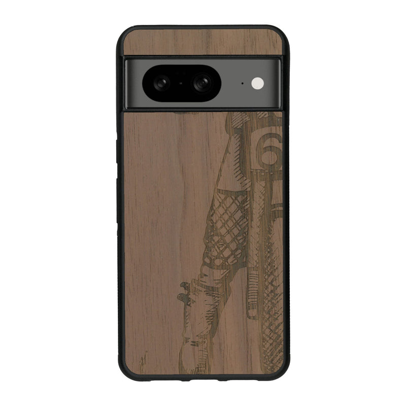 Coque de protection en bois véritable fabriquée en France pour Google Pixel 8 représentant une vue de face d'une femme sur une moto vintage dessinée à la main par l'artiste Maud Dabs