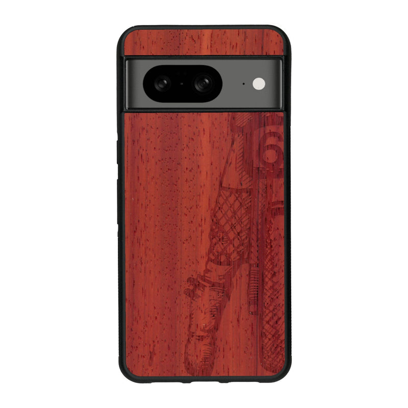 Coque de protection en bois véritable fabriquée en France pour Google Pixel 8 représentant une vue de face d'une femme sur une moto vintage dessinée à la main par l'artiste Maud Dabs