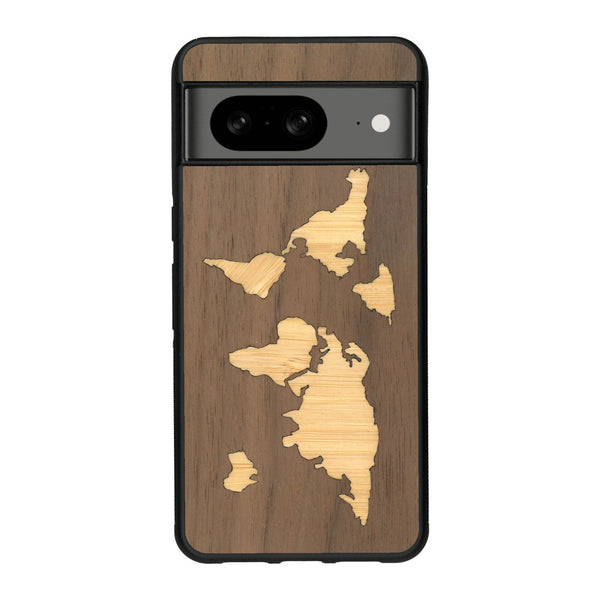 Coque de protection en bois véritable fabriquée en France pour Google Pixel 8A alliant du bambou et du noyer sur le thème du voyage et de l'aventure représentant une mappemonde