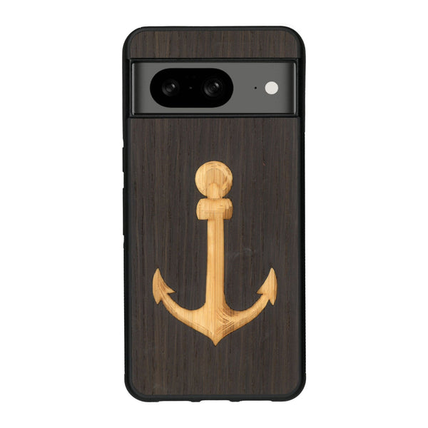 Coque de protection en bois véritable fabriquée en France pour Google Pixel 8A sur le thème nautique avec un bois clair et un bois foncé représentant une ancre de bateau