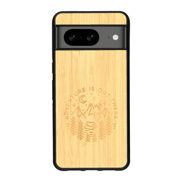 Coque de protection en bois véritable fabriquée en France pour Google Pixel 8A sur le thème du camping en pleine nature et du bivouac avec la phrase "Aventure is out there"