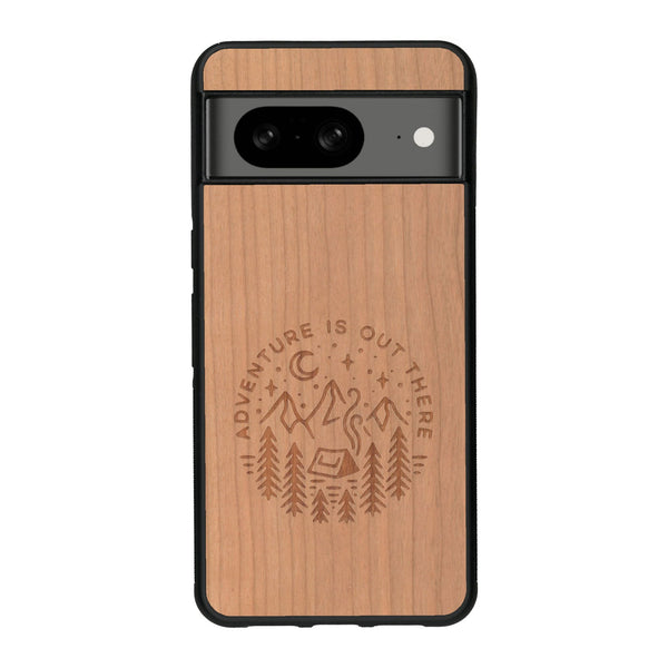 Coque de protection en bois véritable fabriquée en France pour Google Pixel 8A sur le thème du camping en pleine nature et du bivouac avec la phrase "Aventure is out there"