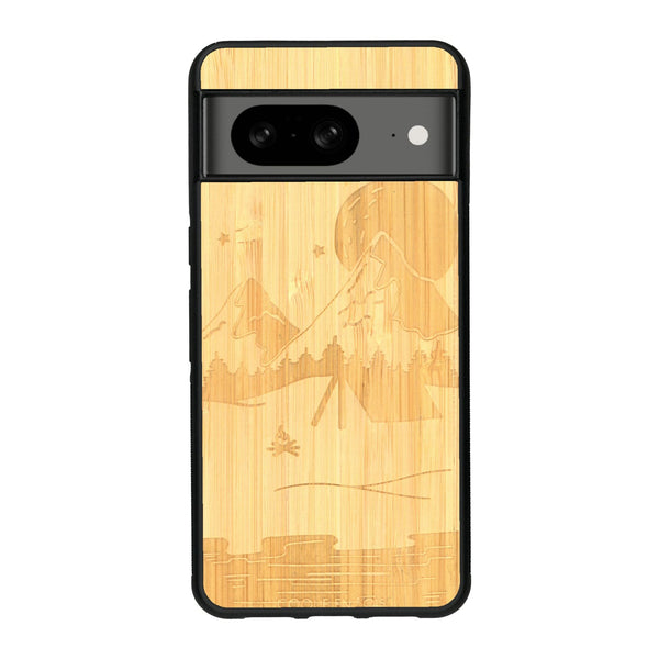 Coque de protection en bois véritable fabriquée en France pour Google Pixel 8A sur le thème du camping en pleine nature représentant une tente avec un feu de camp entouré de montagnes