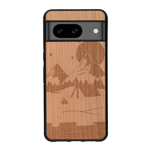 Coque de protection en bois véritable fabriquée en France pour Google Pixel 8A sur le thème du camping en pleine nature représentant une tente avec un feu de camp entouré de montagnes