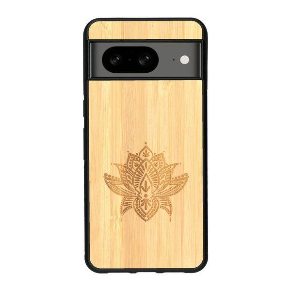 Coque de protection en bois véritable fabriquée en France pour Google Pixel 8A sur le thème de la nature et du yoga avec une gravure zen représentant une fleur de lotus