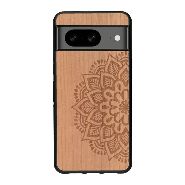 Coque de protection en bois véritable fabriquée en France pour Google Pixel 8A sur le thème de la bohème et du tatouage au henné avec une gravure représentant un mandala