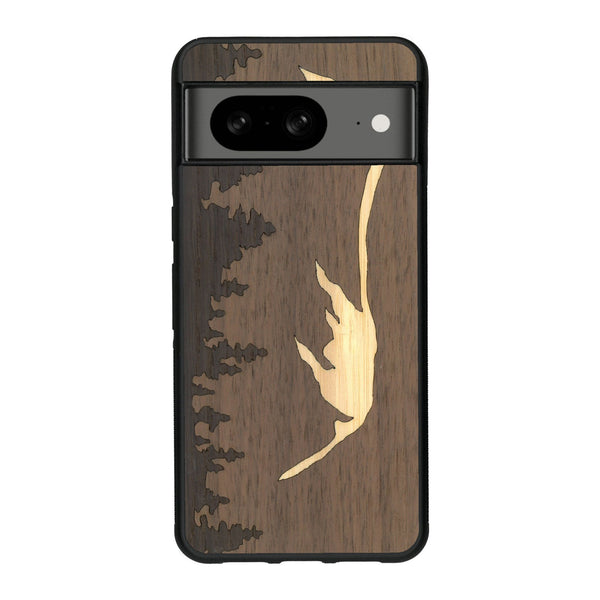 Coque de protection en bois véritable fabriquée en France pour Google Pixel 8A sur le thème de la nature et de la montagne qui allie du chêne fumé, du noyer et du bambou représentant le mont mézenc