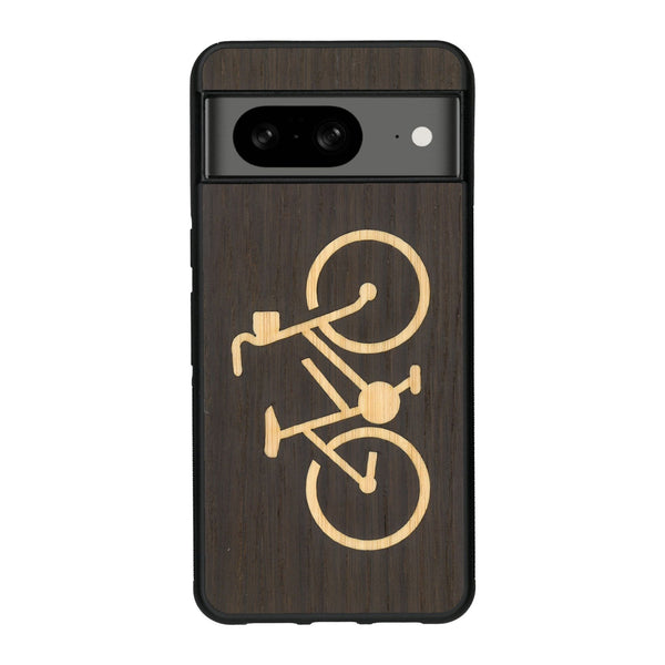 Coque de protection en bois véritable fabriquée en France pour Google Pixel 8A sur le theme du vélo et de l'outdoor qui allie du bambou et du chêne fumé représentant un vélo