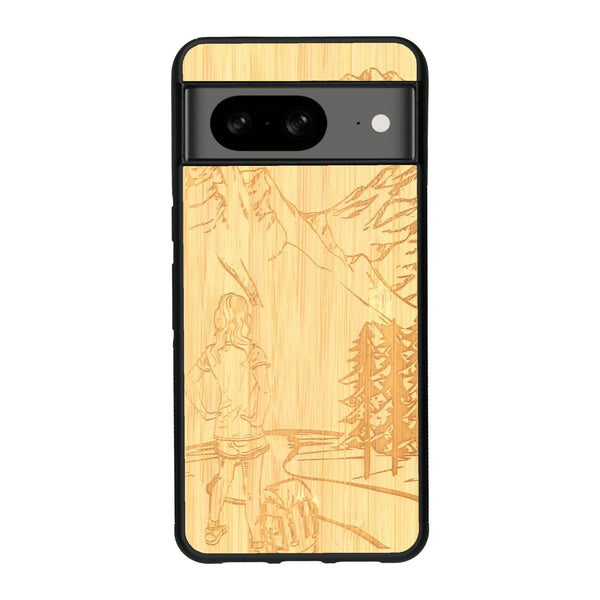 Coque de protection en bois véritable fabriquée en France pour Google Pixel 8A sur le thème de la randonnée en montagne et de l'aventure avec une gravure représentant une femme de dos face à un paysage de nature