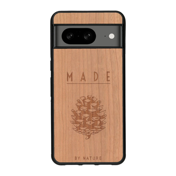 Coque de protection en bois véritable fabriquée en France pour Google Pixel 8A sur le thème de la nature et des arbres avec une gravure représentant une pomme de pin et la phrase "made by nature"