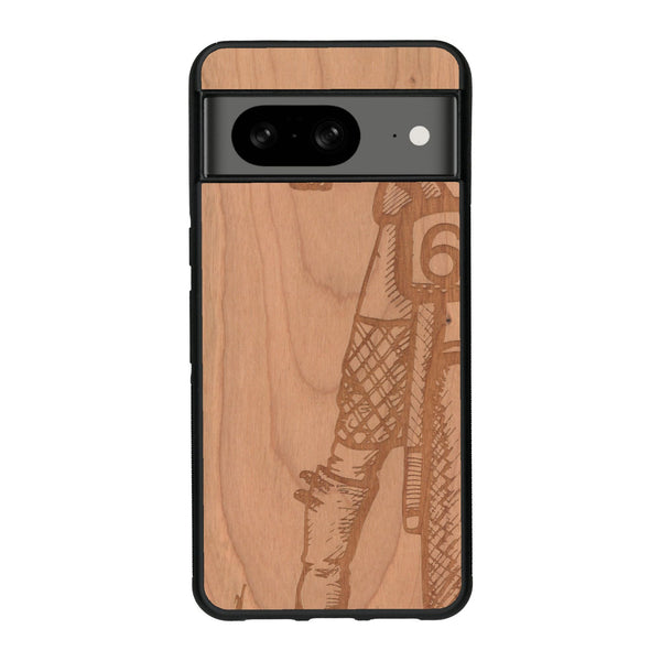 Coque de protection en bois véritable fabriquée en France pour Google Pixel 8A représentant une vue de face d'une femme sur une moto vintage dessinée à la main par l'artiste Maud Dabs