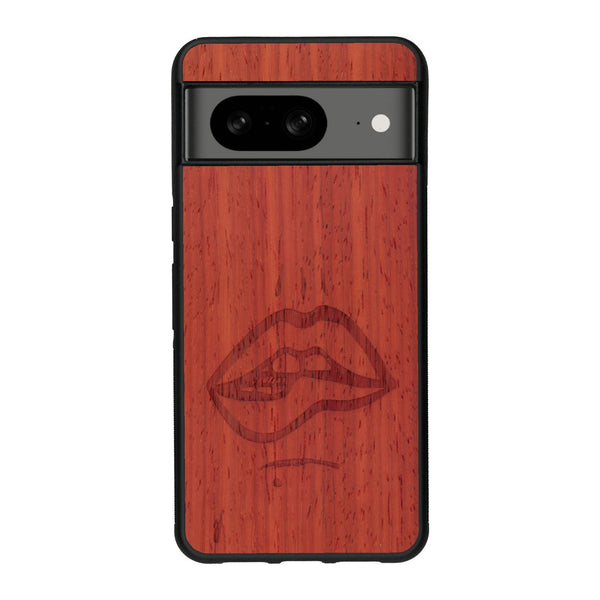 Coque de protection en bois véritable fabriquée en France pour Google Pixel 8A représentant de manière minimaliste une bouche de féminine se mordant le coin de la lèvre de manière sensuelle dessinée à la main par l'artiste Maud Dabs