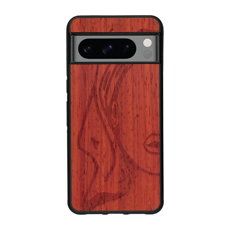 Coque de protection en bois véritable fabriquée en France pour Google Pixel 8pro représentant une silhouette féminine épurée de type line art en collaboration avec l'artiste Maud Dabs