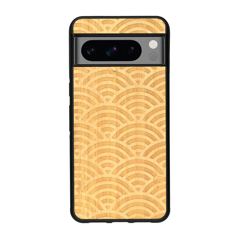 Coque de protection en bois véritable fabriquée en France pour Google Pixel 8pro baptisée "La Sinjak" avec un motif de gravure abstrait représentant la répétition d'un symbole wifi