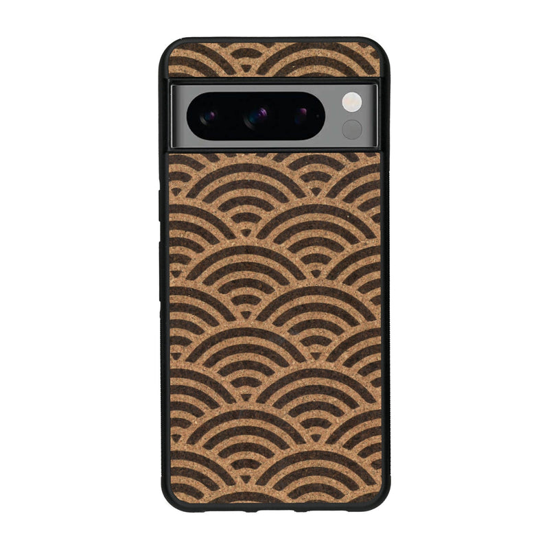 Coque de protection en bois véritable fabriquée en France pour Google Pixel 8pro baptisée "La Sinjak" avec un motif de gravure abstrait représentant la répétition d'un symbole wifi