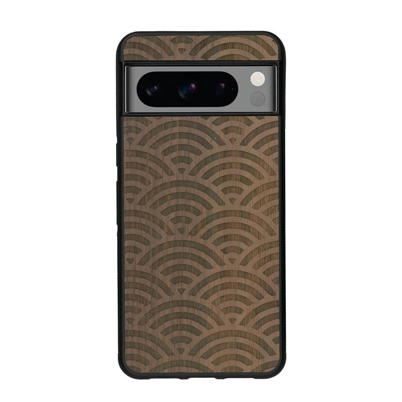 Coque de protection en bois véritable fabriquée en France pour Google Pixel 8pro baptisée "La Sinjak" avec un motif de gravure abstrait représentant la répétition d'un symbole wifi