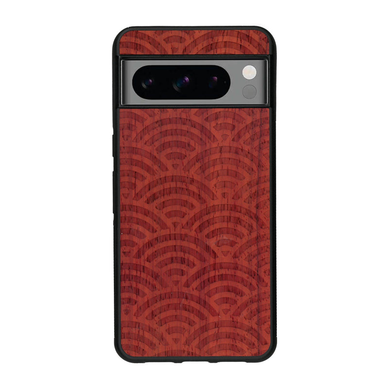 Coque de protection en bois véritable fabriquée en France pour Google Pixel 8pro baptisée "La Sinjak" avec un motif de gravure abstrait représentant la répétition d'un symbole wifi