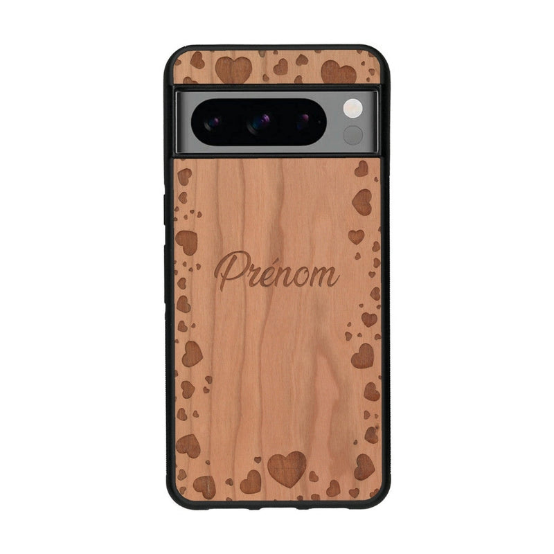 Coque de protection en bois véritable fabriquée en France pour Google Pixel 8pro sur le thème de la fête des mères avec un motif représentant des coeurs et des feuilles