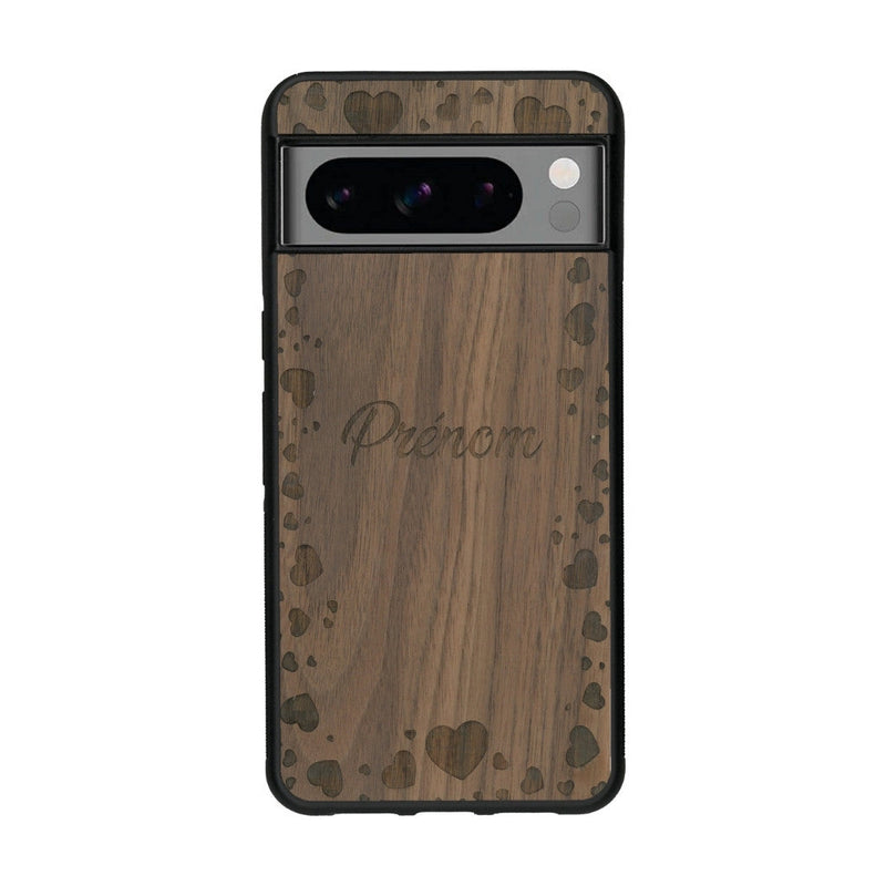 Coque de protection en bois véritable fabriquée en France pour Google Pixel 8pro sur le thème de la fête des mères avec un motif représentant des coeurs et des feuilles