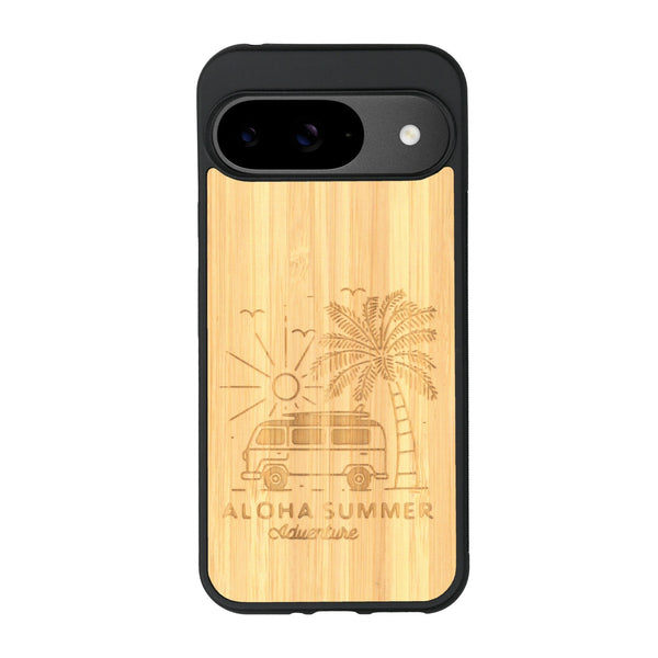 Coque de protection en bois véritable fabriquée en France pour Google Pixel 8A sur le thème de la plage, de l'été et vanlife.