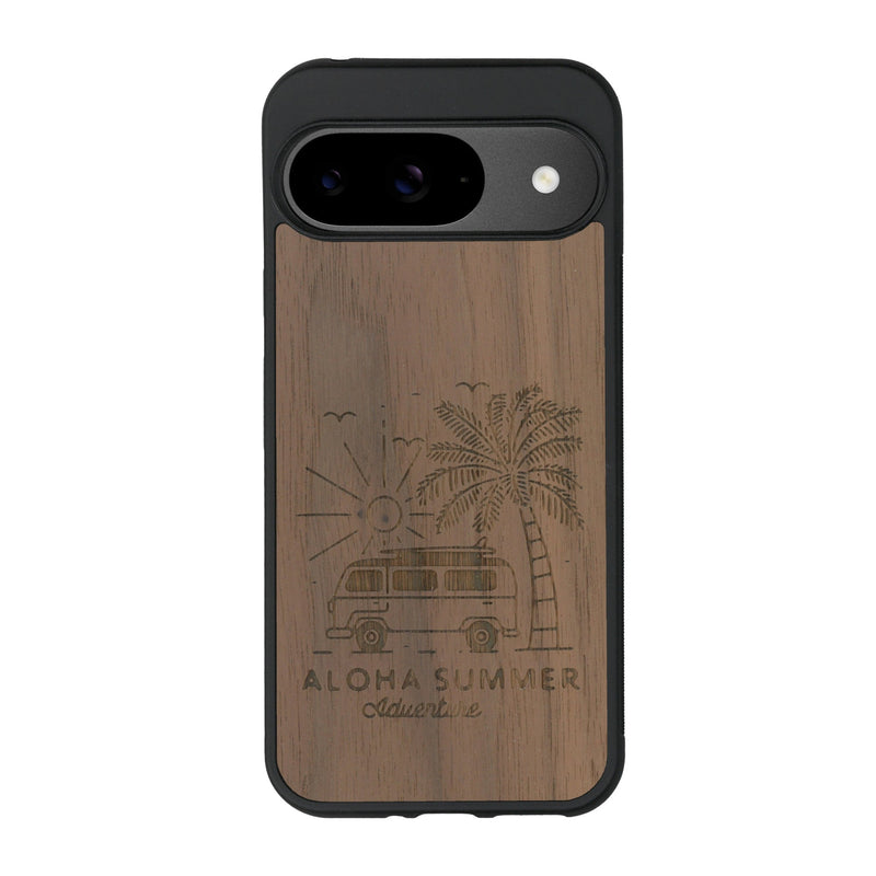 Coque de protection en bois véritable fabriquée en France pour Google Pixel 8A sur le thème de la plage, de l'été et vanlife.