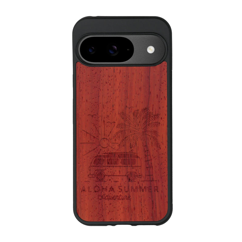 Coque de protection en bois véritable fabriquée en France pour Google Pixel 8A sur le thème de la plage, de l'été et vanlife.