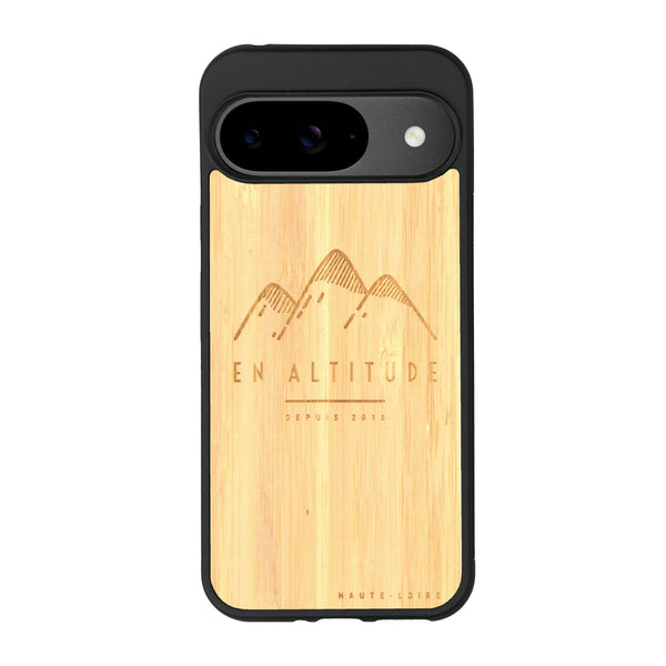 Coque de protection en bois véritable fabriquée en France pour Google Pixel 8A représentant des montagnes, sur le thème de la randonnée en pleine nature et du trail