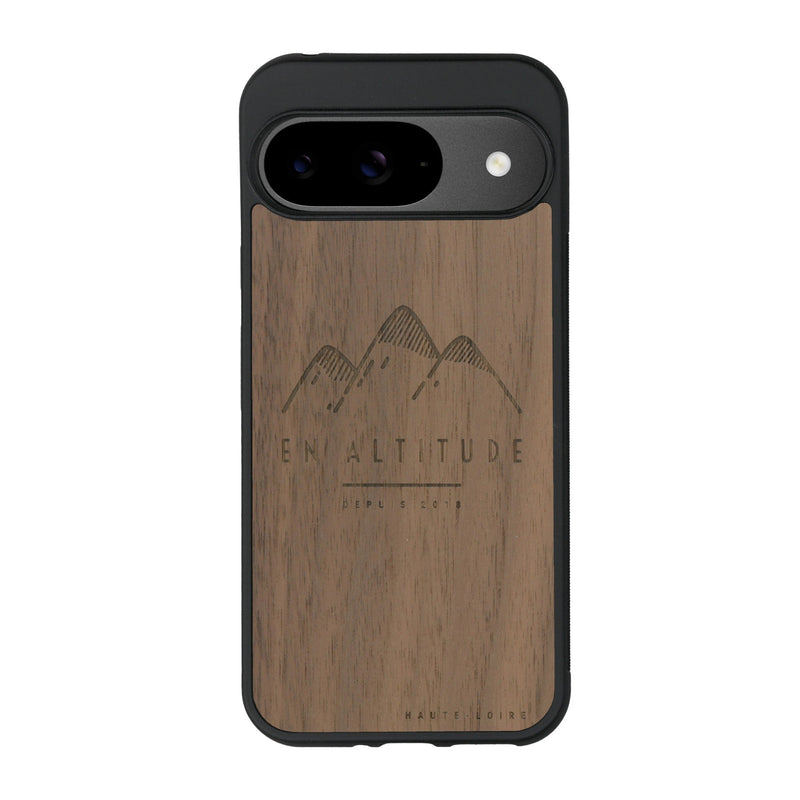 Coque de protection en bois véritable fabriquée en France pour Google Pixel 8A représentant des montagnes, sur le thème de la randonnée en pleine nature et du trail