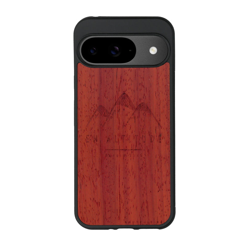 Coque de protection en bois véritable fabriquée en France pour Google Pixel 8A représentant des montagnes, sur le thème de la randonnée en pleine nature et du trail