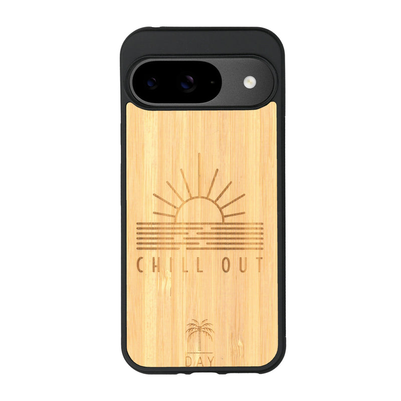 Coque de protection en bois véritable fabriquée en France pour Google Pixel 8A sur le thème chill avec un motif représentant un couché de soleil sur l'océan et la phrase "Chill out"