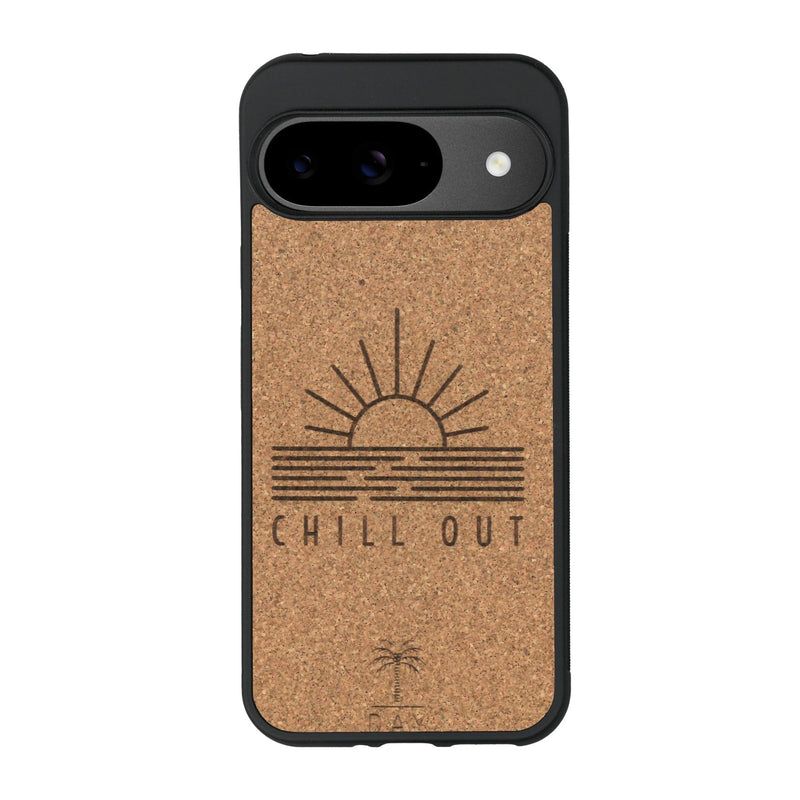 Coque de protection en bois véritable fabriquée en France pour Google Pixel 8A sur le thème chill avec un motif représentant un couché de soleil sur l'océan et la phrase "Chill out"