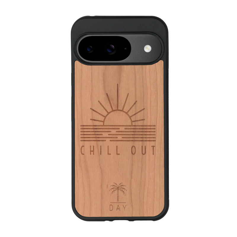 Coque de protection en bois véritable fabriquée en France pour Google Pixel 9 sur le thème chill avec un motif représentant un couché de soleil sur l'océan et la phrase "Chill out"