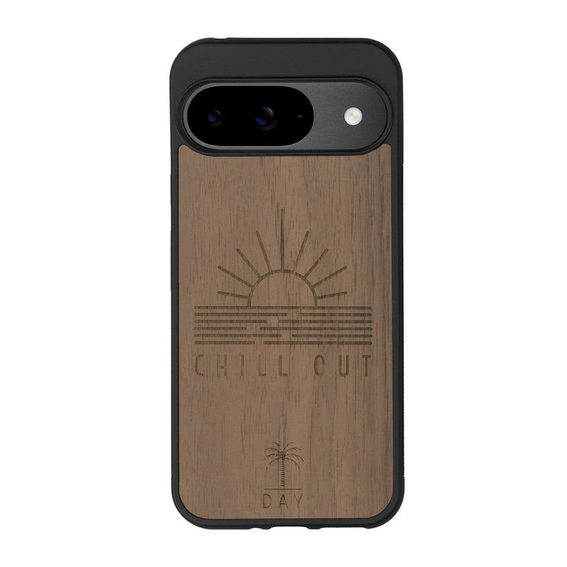 Coque de protection en bois véritable fabriquée en France pour Google Pixel 9 sur le thème chill avec un motif représentant un couché de soleil sur l'océan et la phrase "Chill out"