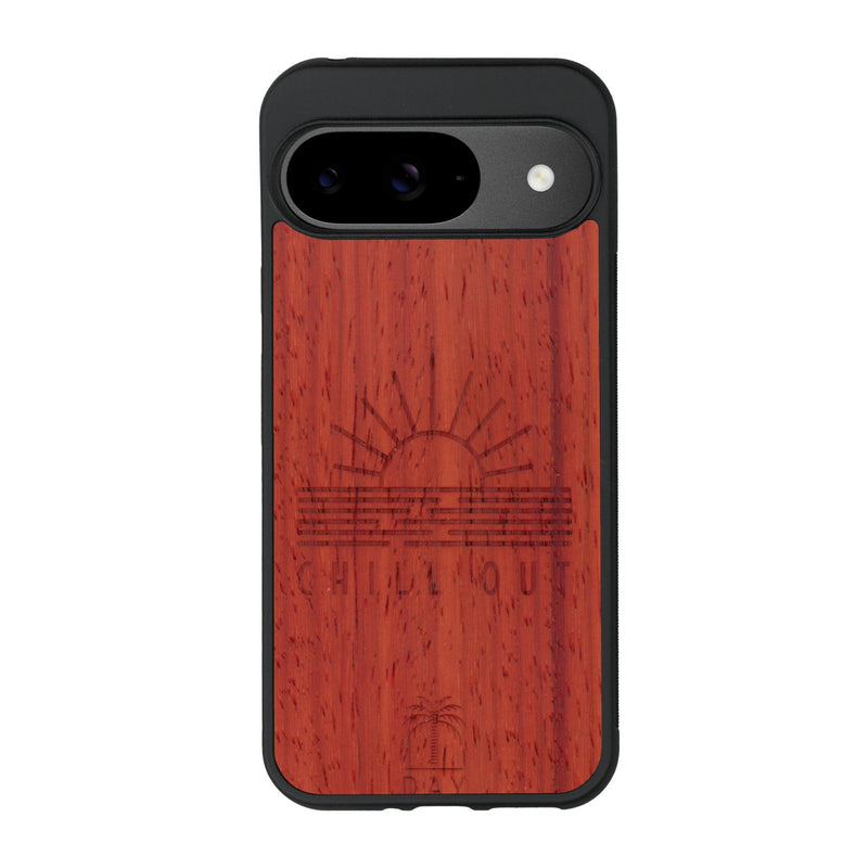 Coque de protection en bois véritable fabriquée en France pour Google Pixel 9 sur le thème chill avec un motif représentant un couché de soleil sur l'océan et la phrase "Chill out"